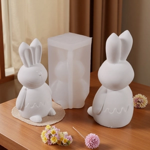Dettaglio stampo in silicone a coniglio e decorazioni in gesso fatte a mano