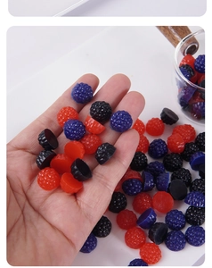 Détail macro de mini baies en résine de 1,2 cm avec texture réaliste pour artisanat DIY