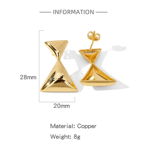 Detailed view of gold copper geometric earrings showing dimensions 28mm x 20mm and weight 8g