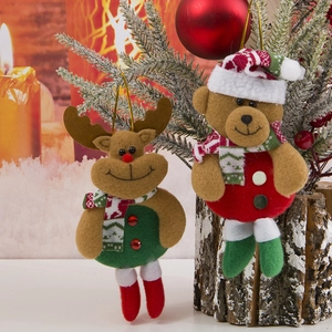 Adornos navideños de peluche de reno y oso con bufandas sobre un soporte de madera