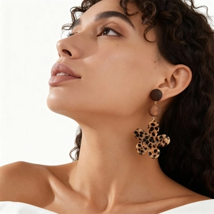 Mannequin portant des boucles d'oreilles fleur en résine léopard et bois