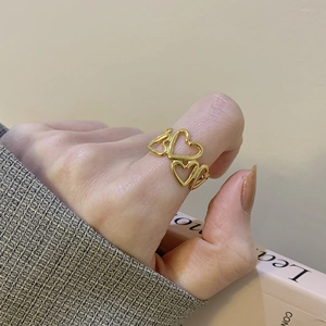 Bague cœur évidé plaquée or 18 carats portée par un mannequin dans un cadre chic