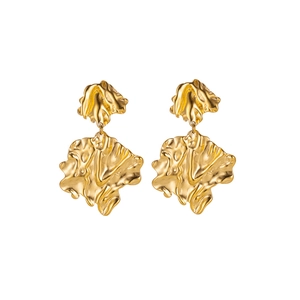 Dettaglio macro di orecchini in acciaio placcati oro 14K con trama lavica irregolare