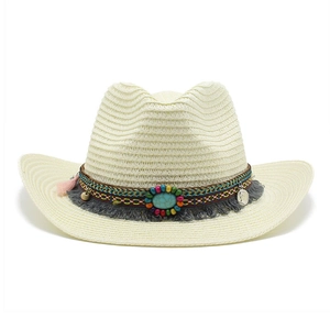 Détail du chapeau de cowboy en paille crème avec perles ethniques, turquoise et franges