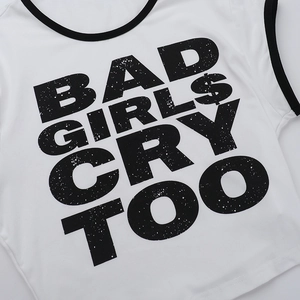 Detailansicht des 'BAD GIRL$ CRY TOO' Slogandrucks auf dem weißen Kontrast-T-Shirt