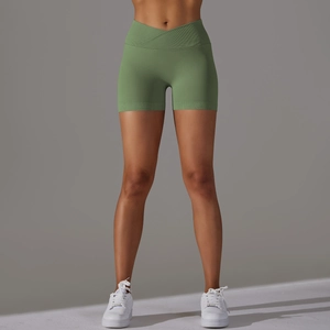 Dettaglio degli shorts da yoga verdi senza cuciture con vita a incrocio e texture