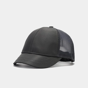 Dettaglio cappellino da baseball grigio scuro con trama a nido d'ape e rete traspirante