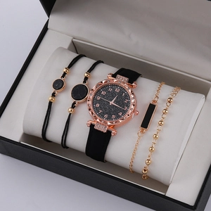 Nahaufnahme von Roségold-Strass-Uhrenset mit Sternenzifferblatt und Armbändern in Geschenkbox