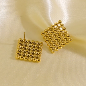 Dettaglio di orecchini a lobo quadrati in oro 14K fatti di sfere metalliche su seta