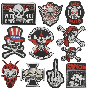 Dettaglio di 11 toppe ricamate punk teschio pirata con loghi di band e temi rock