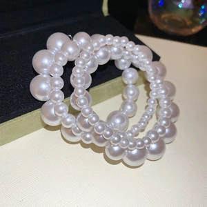 Détail d'un bracelet de perles multicouches avec perles brillantes de différentes tailles