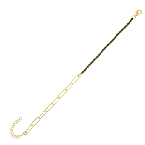 Detail von goldener Büroklammerkette und schwarzem Mikropavé-Steinarmband mit Karabiner
