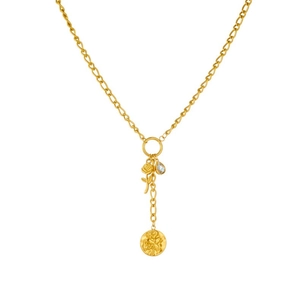 Détail du collier doré avec pendentifs rose, pierre précieuse goutte et fleurs