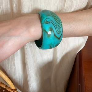 Retro wide open bangle with turquoise marble pattern and gold plated metal finish