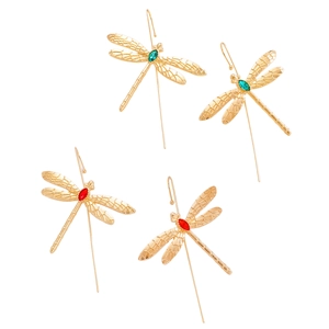 Détail des boucles d'oreilles libellule avec pierres précieuses marquises vertes et rouges