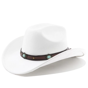 Gros plan détaillé sur un chapeau de cow-boy blanc avec bandeau cuir et perles turquoise