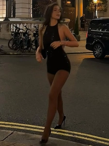 Combishort Dos Nu À Licou Scintillant Noir Ajusté Combinaison Courte Brillante Pour Femmes Tenue De Club