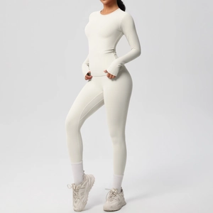 Dettaglio del set yoga bianco con maniche con asola per pollice e leggings a vita alta