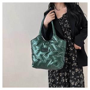 Grüne gesteppte Tragetasche mit Rautenmuster und Fashion Bags Label im Detail
