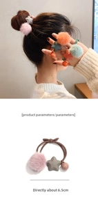 Dettaglio dell'elastico per capelli in peluche da 6,5 cm con stelle e perline decorative