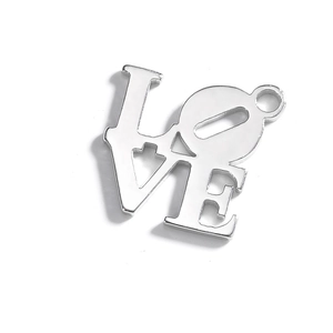 Gros plan détaillé d'un pendentif LOVE en métal poli argenté pour la création de bijoux