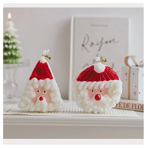 Détail de bougies parfumées Père Noël avec clochettes dorées pour décor de Noël