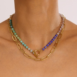 Détail d'un collier double rang avec perles carrées colorées et fermoir en T doré