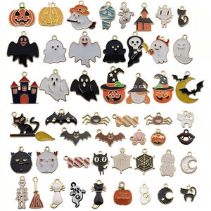 Ciondoli colorati in smalto a tema Halloween con zucche, fantasmi e gatti neri