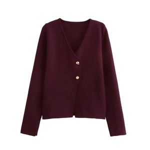 Burgunderroter Strickcardigan für Damen mit V-Ausschnitt und dekorativen Goldknöpfen