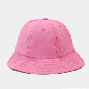 Détail du chapeau bob rose en coton montrant les coutures renforcées et la texture du tissu