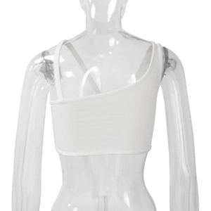 Vue détaillée du dos d'un crop top asymétrique blanc porté par un mannequin clair