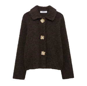 Gilet en tricot marron foncé avec de magnifiques boutons en forme de fleurs