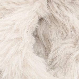 Macro della consistenza della pelliccia sintetica beige crema con fibre lunghe