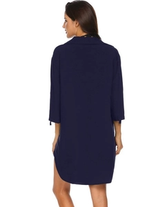 Vista trasera de una blusa larga de gasa azul marino con mangas tres cuartos en modelo
