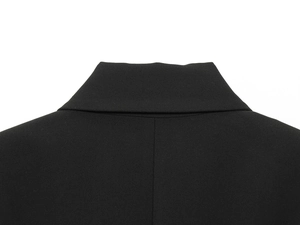 Détail de la couture du col sur une veste de blazer noire ajustée pour femmes