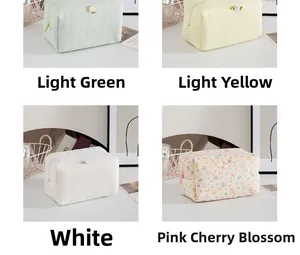 Dettaglio di quattro trousse per il trucco con texture e fiori 3D in vari colori pastello