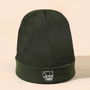 Bonnet en tricot vert olive avec broderie tête de mort pour la chaleur et le style