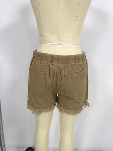 Short en denim kaki avec taille élastique, poches arrière et ourlet à franges effilochées