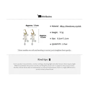 Vue détaillée montrant les dimensions et le poids des boucles d'oreilles à pompons en cristal