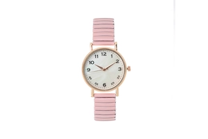 Détail de la montre or rose avec cadran en nacre et bracelet élastique rose tendre