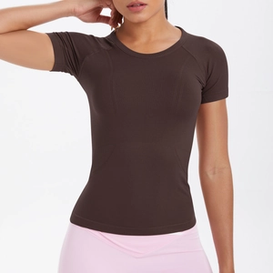 Dettaglio maglietta sportiva marrone scuro senza cuciture con texture traspirante slim fit