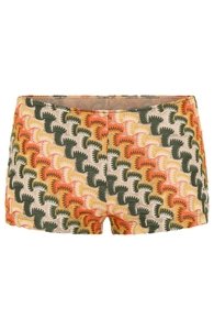 Vue détaillée du short au crochet à zigzags colorés avec dentelle ajourée et style bohème