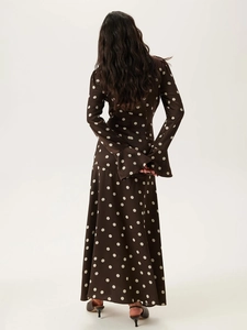Robe longue à pois avec manches longues évasées et col en V en marron et crème