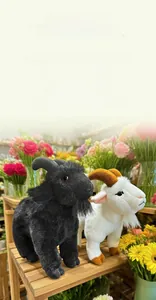 Vue détaillée des chèvres en peluche réalistes noir et blanc en fausse fourrure