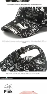 Détail de la casquette de Noël avec boucle en métal et motif imprimé de renne