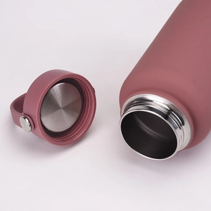 Close-up of the stainless steel wide-mouth opening and matte finish of the 650ml bottle