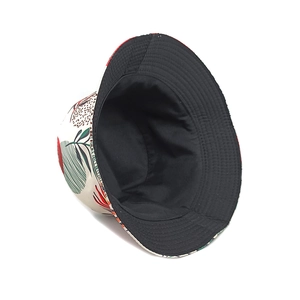 Chapeau bob à imprimé de feuilles tropicales rouges et vertes sur fond blanc