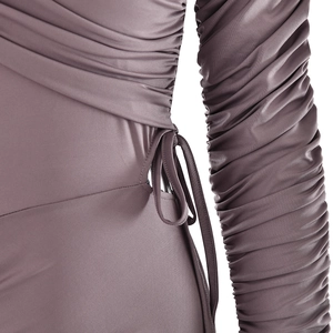 Détail de robe mauve froncée avec tissu extensible texturé et cordons de serrage latéraux