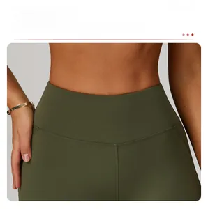 Détail du short de yoga vert olive à taille haute avec contrôle du ventre et tissu sans couture