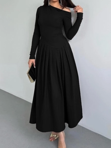 Robe longue noire élégante à taille haute avec décolleté asymétrique et jupe plissée